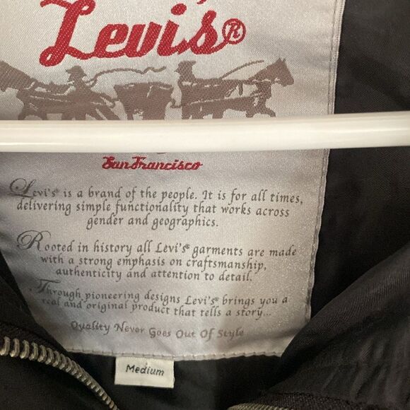 Levi's Women's Black Puffer Jacket Vintage - Picture 2 of 7